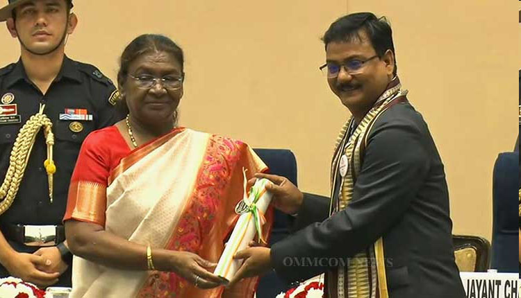 2 teachers_ from_ oidisha_ murmu