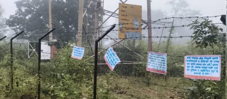 Maoists-blow-up-mobile-towers