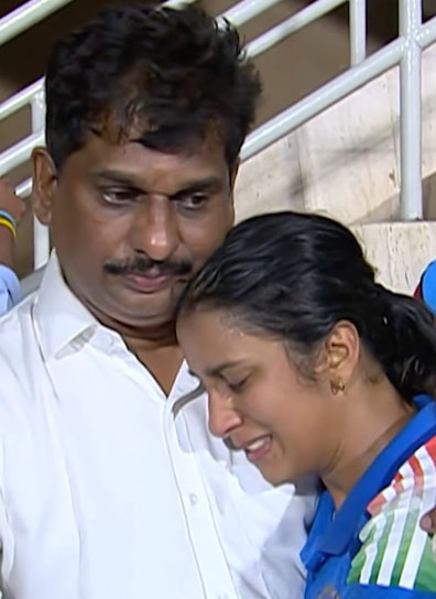 jemima-rodrigues-holding-her-father-