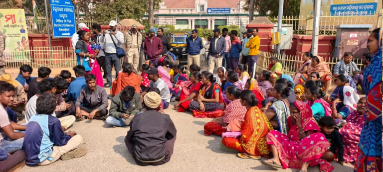 bhubaneswar-school-death-sparks-protest-at-keonjhar-collectorate