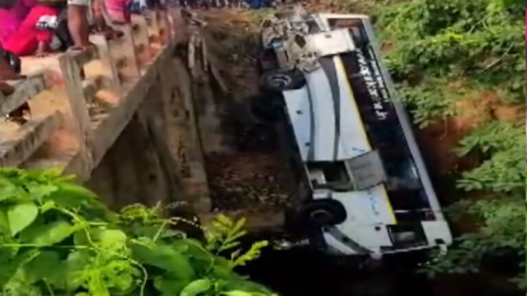 bus-accident-in-andhra-pradesh-passenger-bus-fell-into-ditch-people-killed-injured-hopitalised