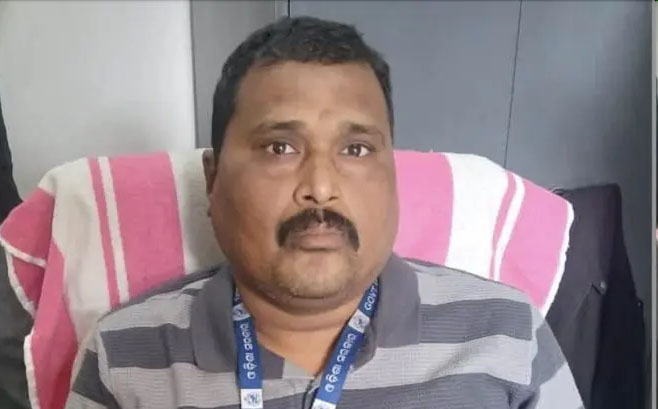 cuttack-sadar-ri-caught-red-handed-by-vigilance-while-taking-bribe