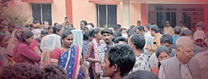 govt-work-for-office-demand-chicken-to-public-at-lathikata