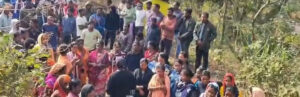 villagers-in-pattangi-block-roads-and-protest-against-a-proposed-serubandh-hill-road-project