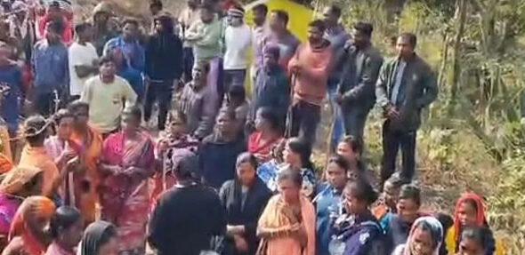 villagers-in-pattangi-block-roads-and-protest-against-a-proposed-serubandh-hill-road-project