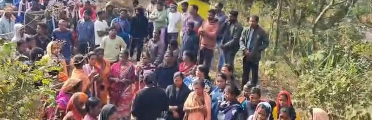 villagers-in-pattangi-block-roads-and-protest-against-a-proposed-serubandh-hill-road-project