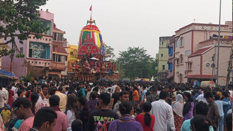 rukuna-rath-rushed-into-someones-house