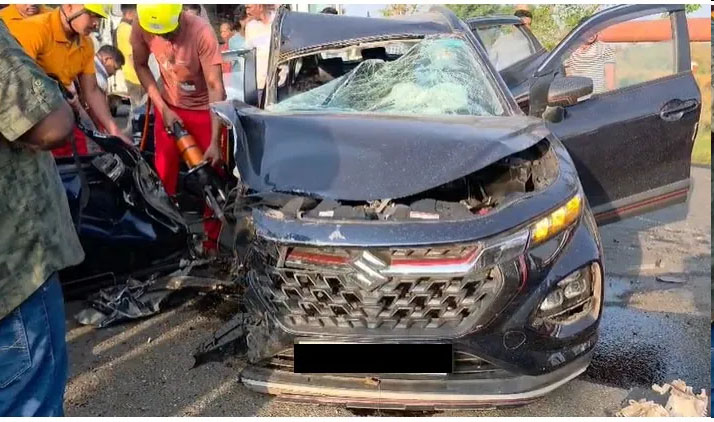 car-truck-severe-accident-two-women-death-in-nanbarangapur